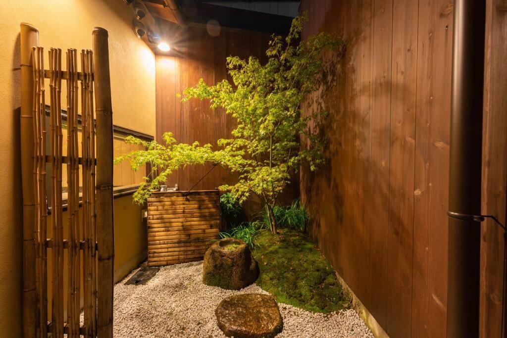 祇園せいじ庵。お風呂が素敵な貸切京町家。Netflix見放題。 Villa Kyoto Buitenkant foto