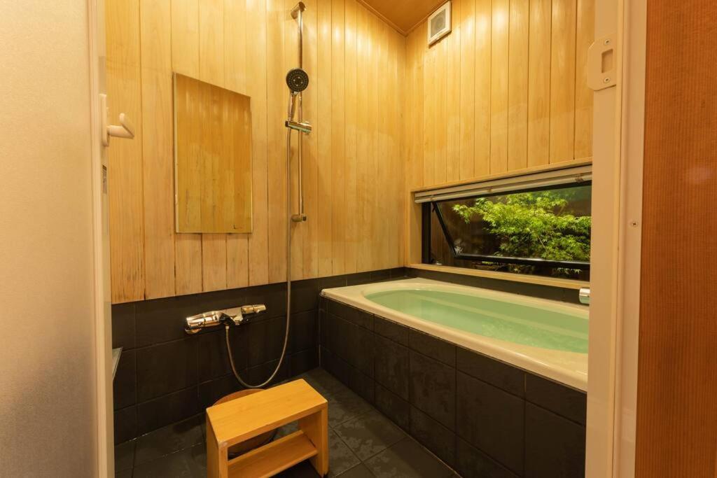 祇園せいじ庵。お風呂が素敵な貸切京町家。Netflix見放題。 Villa Kyoto Buitenkant foto